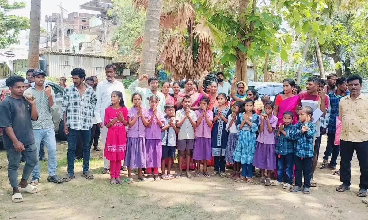 Anakapalle के आदिवासी बुनियादी सुविधाओं की मांग कर रहे Anakapalle के आदिवासी बुनियादी सुविधाओं की मांग कर रहे