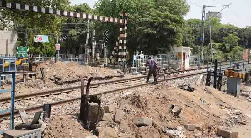 लेवल क्रॉसिंग बंद होने से UE के निवासियों को परेशानी लेवल क्रॉसिंग बंद होने से UE के निवासियों को परेशानी