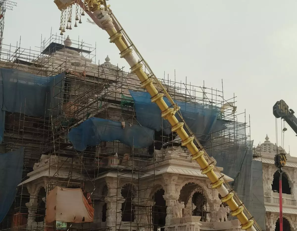 Ayodhya: अयोध्या में श्रीराम मंदिर के शिखर पर तिरंगा लहराया, 42 फीट ऊंचा ध्वज फहराया गया Ayodhya: अयोध्या में श्रीराम मंदिर के शिखर पर तिरंगा लहराया, 42 फीट ऊंचा ध्वज फहराया गया
