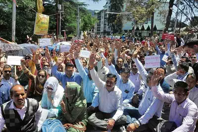 Himachal: चार और प्राथमिक शिक्षक निलंबित Himachal: चार और प्राथमिक शिक्षक निलंबित