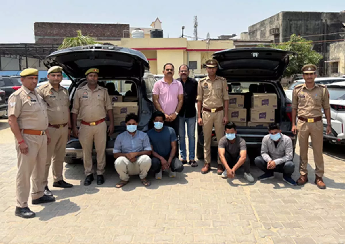 क्रेटा और MG हेक्टर की चेकिंग, 15 लाख की शराब जब्त क्रेटा और MG हेक्टर की चेकिंग, 15 लाख की शराब जब्त