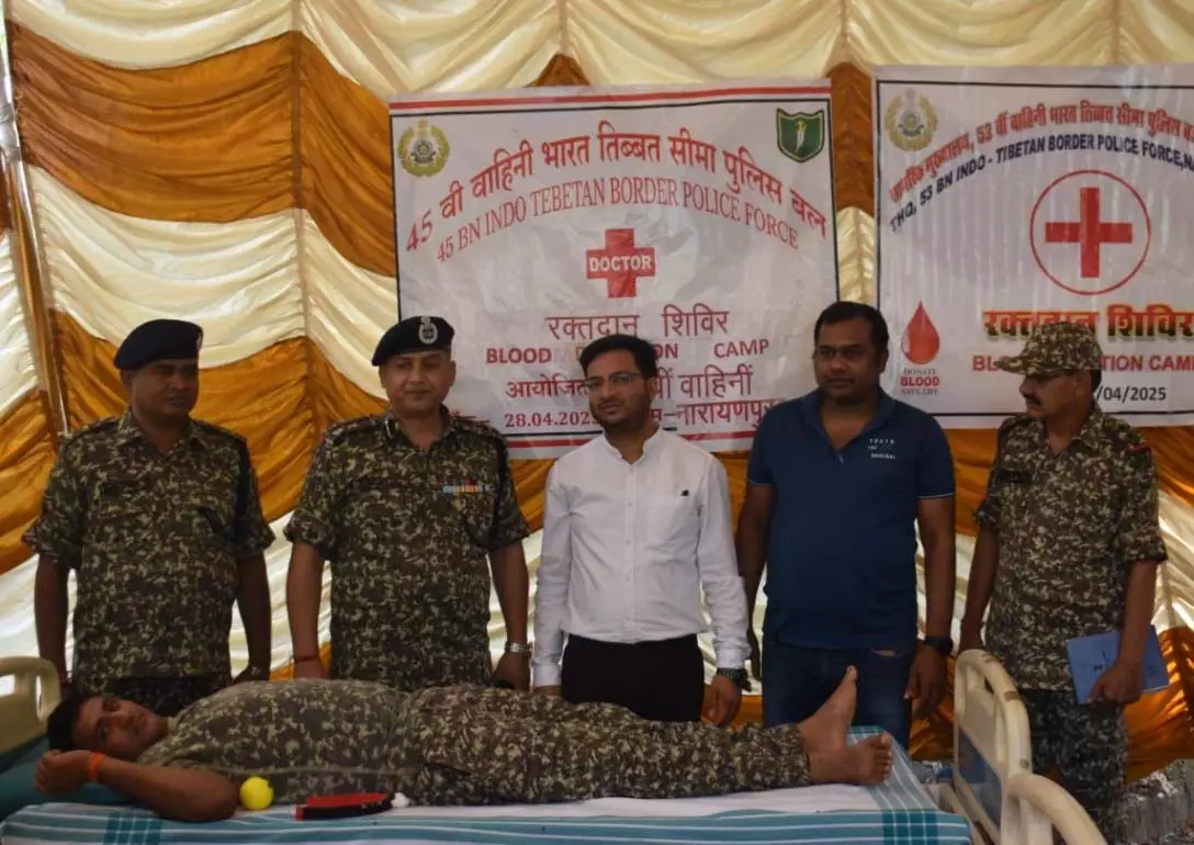 ITBP जवानों ने रक्तदान कर पेश की मानवता की मिसाल ITBP जवानों ने रक्तदान कर पेश की मानवता की मिसाल