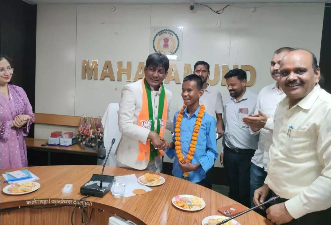 विधायक ने दृष्टिबाधित स्टूडेंट्स को बांटे स्मार्टफोन, की-बोर्ड और ईयरफोन विधायक ने दृष्टिबाधित स्टूडेंट्स को बांटे स्मार्टफोन, की-बोर्ड और ईयरफोन