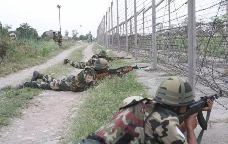 Jammu: पाकिस्तान ने नियंत्रण रेखा पर संघर्ष विराम का उल्लंघन जारी रखा Jammu: पाकिस्तान ने नियंत्रण रेखा पर संघर्ष विराम का उल्लंघन जारी रखा