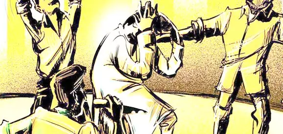 बस में बैठे छात्र पर प्राणघातक हमला, पुलिस ने 6 युवकों को बनाया आरोपी बस में बैठे छात्र पर प्राणघातक हमला, पुलिस ने 6 युवकों को बनाया आरोपी