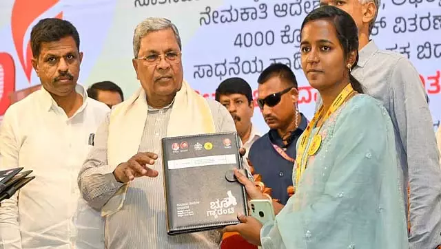 ग्राम प्रशासकों को केंद्र में रहकर किसानों की शिकायतें सुननी चाहिए : CM Siddaramaiah ग्राम प्रशासकों को केंद्र में रहकर किसानों की शिकायतें सुननी चाहिए : CM Siddaramaiah