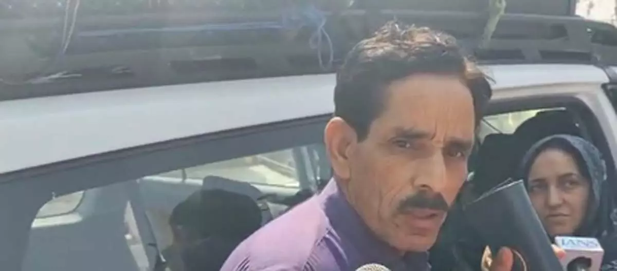 पाकिस्तानी उच्चायोग के कर्मी अटारी-वाघा बॉर्डर से अपने देश लौटे पाकिस्तानी उच्चायोग के कर्मी अटारी-वाघा बॉर्डर से अपने देश लौटे