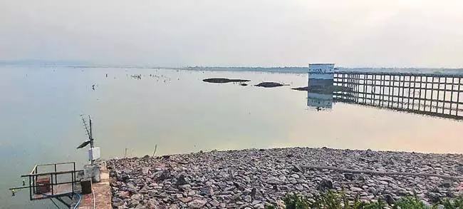 येल्लमपल्ली जलाशय में जल स्तर दिन-प्रतिदिन घट रहा येल्लमपल्ली जलाशय में जल स्तर दिन-प्रतिदिन घट रहा