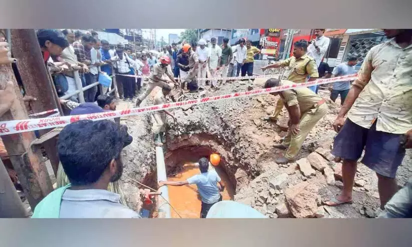 संदेश कि वह मैनहोल में गिर गया; बचाव अभियान व्यर्थ गया संदेश कि वह मैनहोल में गिर गया; बचाव अभियान व्यर्थ गया