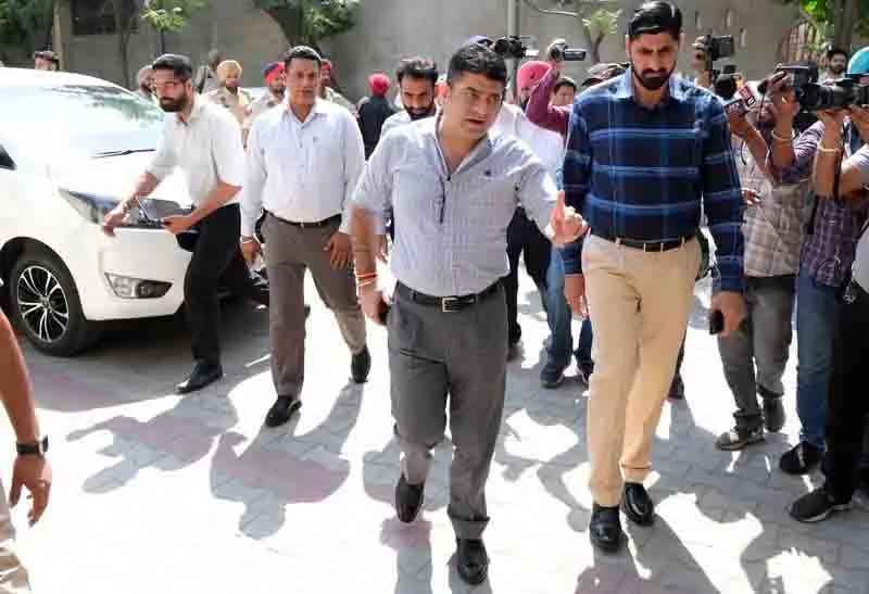 Ludhiana: शीर्ष पुलिस अधिकारी ने नशा मुक्ति केंद्र का दौरा किया, नशेड़ियों को सहायता प्रदान की Ludhiana: शीर्ष पुलिस अधिकारी ने नशा मुक्ति केंद्र का दौरा किया, नशेड़ियों को सहायता प्रदान की