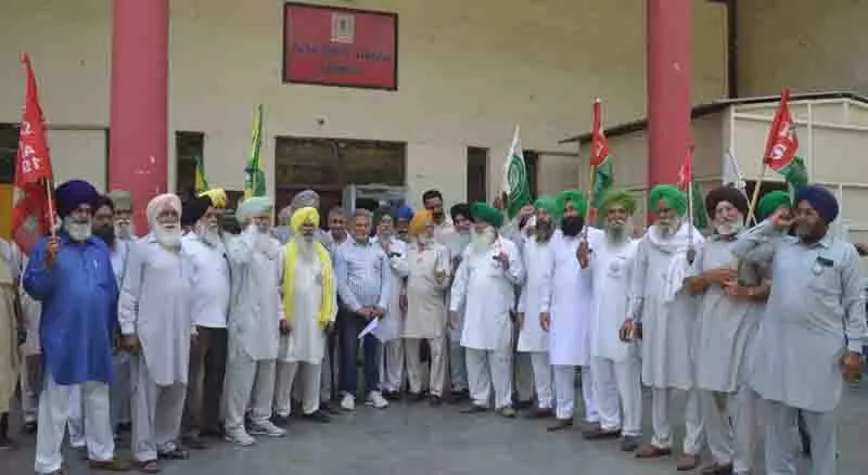 किसानों के खिलाफ हिंसा पर CM को ज्ञापन किसानों के खिलाफ हिंसा पर CM को ज्ञापन