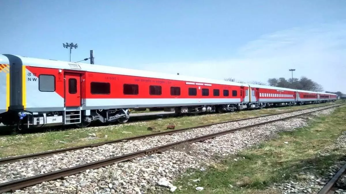 Dhanbad-Kolhapur ट्रेन में अब LHB कोच, यात्रियों को मिलेगा आराम Dhanbad-Kolhapur ट्रेन में अब LHB कोच, यात्रियों को मिलेगा आराम