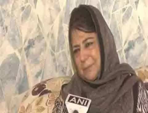 PDP प्रमुख महबूबा मुफ्ती ने पाकिस्तान पर जेकेएनसी की असंगत नीति पर सवाल उठाए PDP प्रमुख महबूबा मुफ्ती ने पाकिस्तान पर जेकेएनसी की असंगत नीति पर सवाल उठाए
