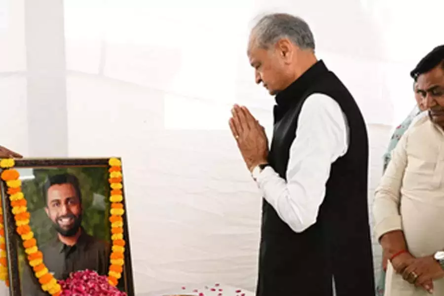 पूर्व मुख्यमंत्री गहलोत ने आतंकी हमले के पीड़ितों को श्रद्धांजलि देते हुए जन्मदिन समारोह किया रद्द पूर्व मुख्यमंत्री गहलोत ने आतंकी हमले के पीड़ितों को श्रद्धांजलि देते हुए जन्मदिन समारोह किया रद्द