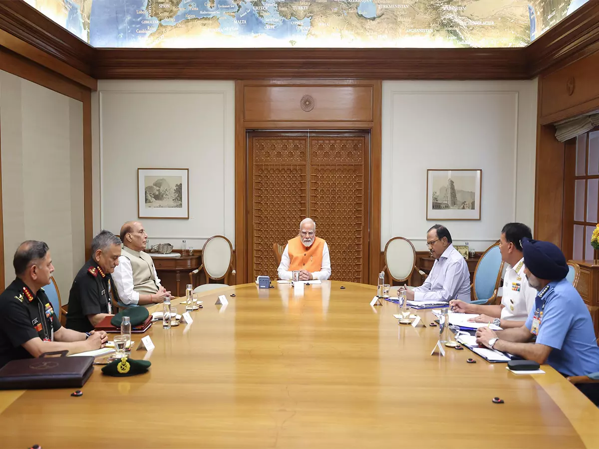 प्रधानमंत्री मोदी ने रक्षा मंत्री, NSA, सीडीएस, सशस्त्र सेना प्रमुखों के साथ बैठक की अध्यक्षता की प्रधानमंत्री मोदी ने रक्षा मंत्री, NSA, सीडीएस, सशस्त्र सेना प्रमुखों के साथ बैठक की अध्यक्षता की