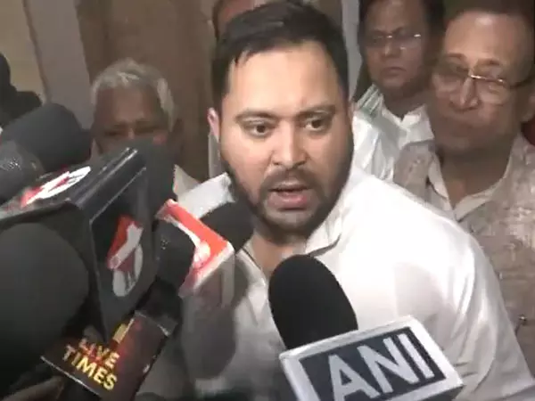 पहलगाम आतंकी हमले पर RJD नेता तेजस्वी यादव ने कहा, विशेष सत्र बुलाना अच्छा रहेगा पहलगाम आतंकी हमले पर RJD नेता तेजस्वी यादव ने कहा, विशेष सत्र बुलाना अच्छा रहेगा
