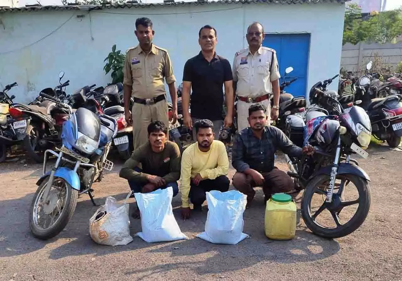 अवैध शराब के खिलाफ पुलिस की बड़ी कार्रवाइयां, तीन आरोपी गिरफ्तार अवैध शराब के खिलाफ पुलिस की बड़ी कार्रवाइयां, तीन आरोपी गिरफ्तार