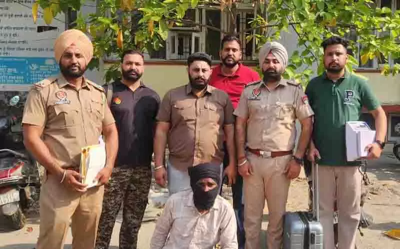 Amritsar में 3 किलो हेरोइन के साथ ड्रग तस्कर गिरफ्तार Amritsar में 3 किलो हेरोइन के साथ ड्रग तस्कर गिरफ्तार