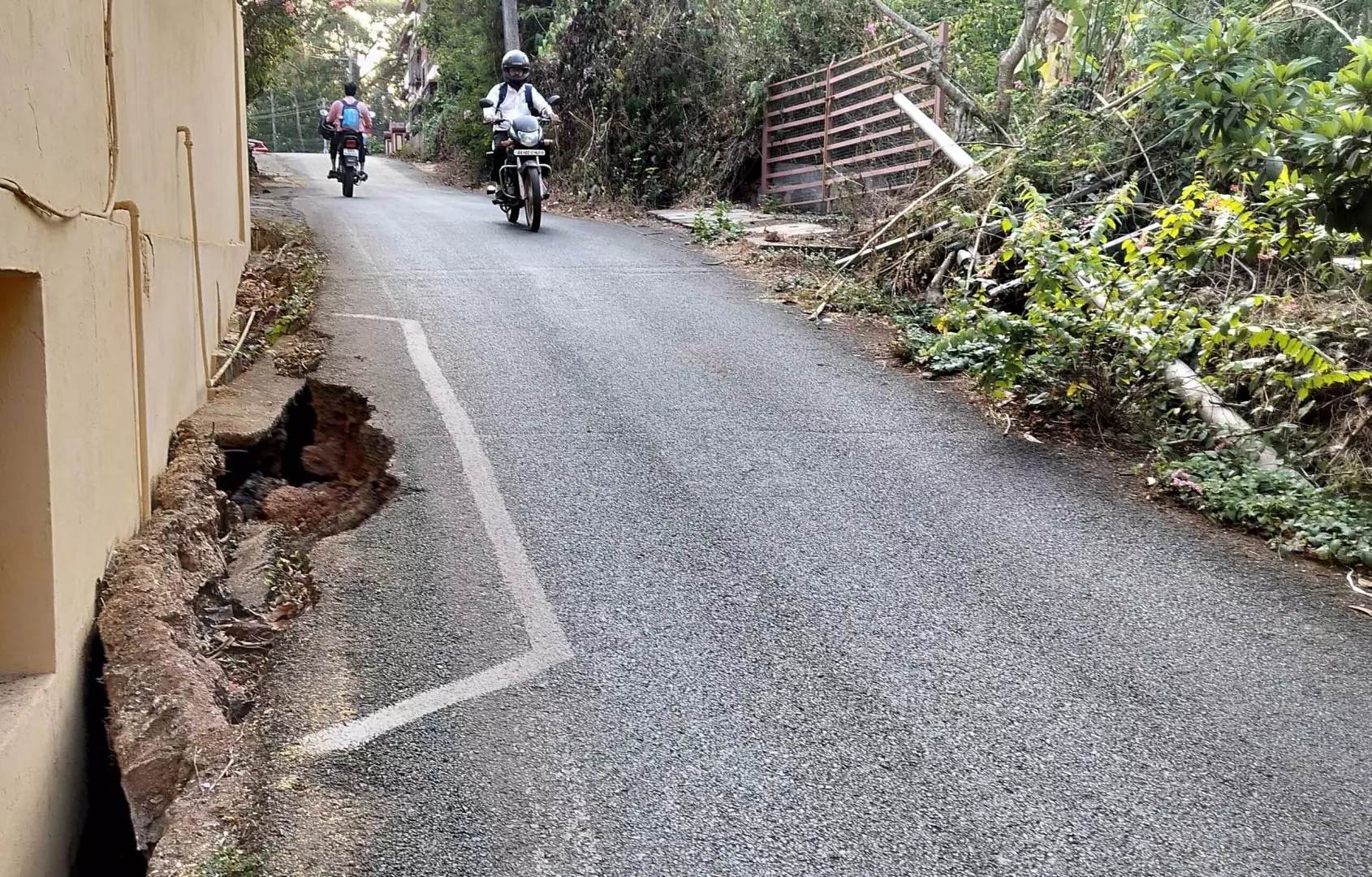 मानसून का मौसम नजदीक आने के कारण Mapusa में क्षतिग्रस्त सड़कों की मरम्मत का इंतजार मानसून का मौसम नजदीक आने के कारण Mapusa में क्षतिग्रस्त सड़कों की मरम्मत का इंतजार