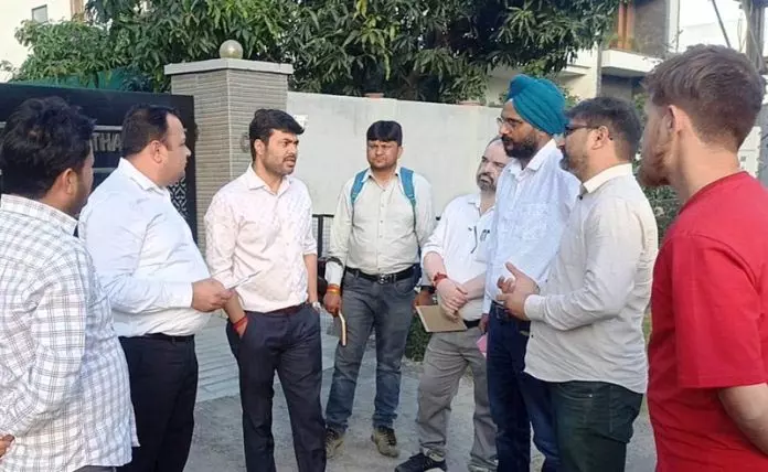 JMC कमिश्नर ने स्ट्रीट लाइट मरम्मत का निरीक्षण करने के लिए क्षेत्रीय दौरा किया JMC कमिश्नर ने स्ट्रीट लाइट मरम्मत का निरीक्षण करने के लिए क्षेत्रीय दौरा किया