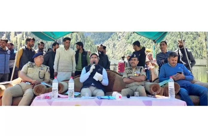 DC किश्तवाड़ ने वारवान में जनसंपर्क शिविर आयोजित किया DC किश्तवाड़ ने वारवान में जनसंपर्क शिविर आयोजित किया