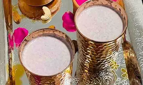 Rose Thandai: गर्मी को दूर भगाने और शरीर को राहत पहुंचाने में अहम भूमिका निभाता है यह हेल्दी ड्रिंक