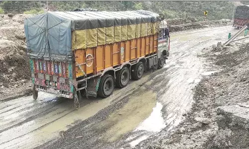 मरम्मत के बाद श्रीनगर-जम्मू हाईवे एकतरफा यातायात के लिए खुला मरम्मत के बाद श्रीनगर-जम्मू हाईवे एकतरफा यातायात के लिए खुला