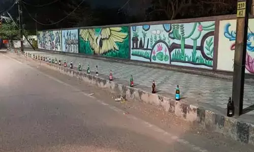 फुटपाथ में बियर बोतलें सजाने वालों की तलाश में पुलिस, दहशत फ़ैलाने के आरोप