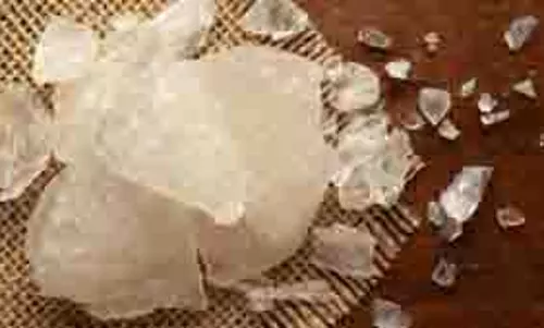 Skin Tips:जानिए चेहरे पर कब लगाएं फिटकरी, इसके फायदे और नुकसान Skin Tips:जानिए चेहरे पर कब लगाएं फिटकरी, इसके फायदे और नुकसान