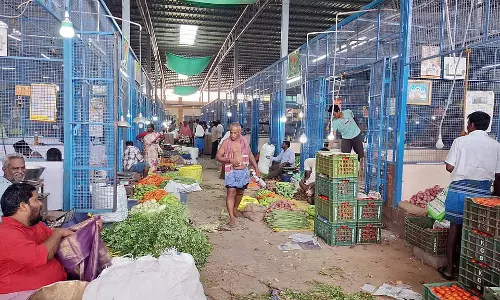 कांचीपुरम राजाजी मार्केट में सब्जी की दुकानें व्यवधान का कारण बनती