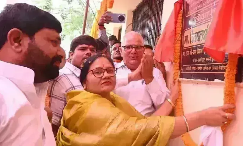 Deoria: राज्यमंत्री विजय लक्ष्मी ने पत्रकार भवन का लोकार्पण किया Deoria: राज्यमंत्री विजय लक्ष्मी ने पत्रकार भवन का लोकार्पण किया
