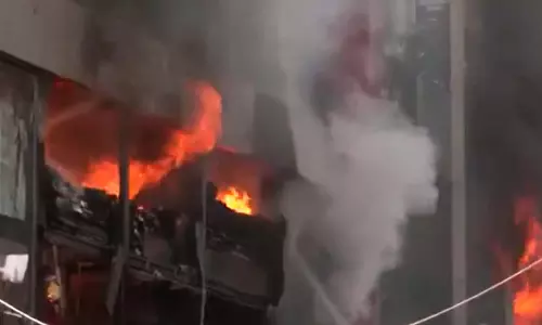 Mumbai : बांद्रा में मॉल के अंदर शोरूम में लगी आग Mumbai : बांद्रा में मॉल के अंदर शोरूम में लगी आग