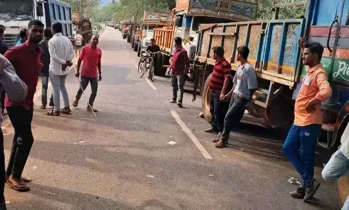 Gumla: हिंडाल्को की बिमरला बॉक्साइड माइंस में चलने वाले 128 ट्रक रोके गए Gumla: हिंडाल्को की बिमरला बॉक्साइड माइंस में चलने वाले 128 ट्रक रोके गए