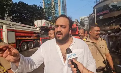 क्रोमा शोरूम में लगी आग पर नेता ने फायर ब्रिगेड पर उठाए सवाल क्रोमा शोरूम में लगी आग पर नेता ने फायर ब्रिगेड पर उठाए सवाल