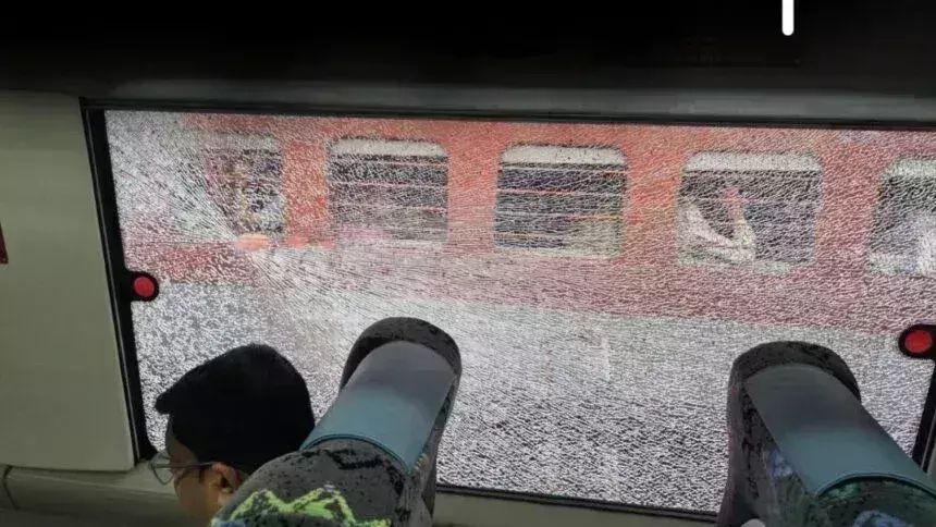 Patna: कटिहार-बरौनी रेल खंड पर वंदे भारत ट्रेन पर हुई पत्थरबाजी