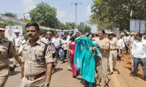 कर्नाटक के CM ने बेलगावी रैली में अपना आपा खोते हुए वरिष्ठ पुलिस अधिकारी पर हाथ उठाया