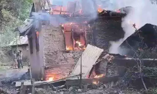 jammu kashmir : इस इलाके में लगी भीषण आग, लोगों ने प्रशासन से लगाई गुहार jammu kashmir : इस इलाके में लगी भीषण आग, लोगों ने प्रशासन से लगाई गुहार