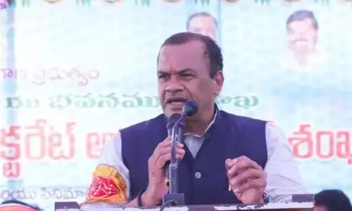 कोमाटीरेड्डी ने कांग्रेस को तेलंगाना का खलनायक बताने के लिए KCR की आलोचना की कोमाटीरेड्डी ने कांग्रेस को तेलंगाना का खलनायक बताने के लिए KCR की आलोचना की