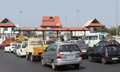 Paliyekkara में टोल वसूली रोक दी गई, लेकिन फास्टैग के जरिए कटौती जारी Paliyekkara में टोल वसूली रोक दी गई, लेकिन फास्टैग के जरिए कटौती जारी