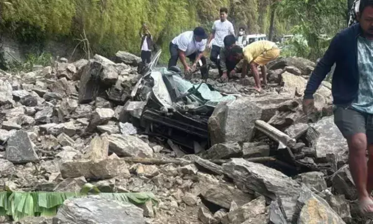 Mizoram में भारी चट्टान गिरने से सड़क दुर्घटना में एक ही परिवार के तीन सदस्यों की मौत
