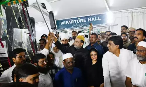 Hyderabad: भारतीय हज यात्रियों का पहला जत्था हज हाउस से रवाना हुआ Hyderabad: भारतीय हज यात्रियों का पहला जत्था हज हाउस से रवाना हुआ