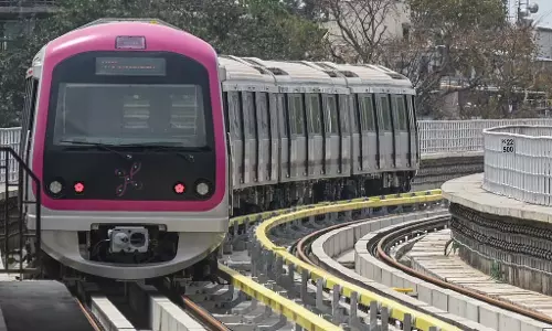 नम्मा मेट्रो ट्रेन में खाना खाने पर महिला पर 500 रुपये का जुर्माना नम्मा मेट्रो ट्रेन में खाना खाने पर महिला पर 500 रुपये का जुर्माना