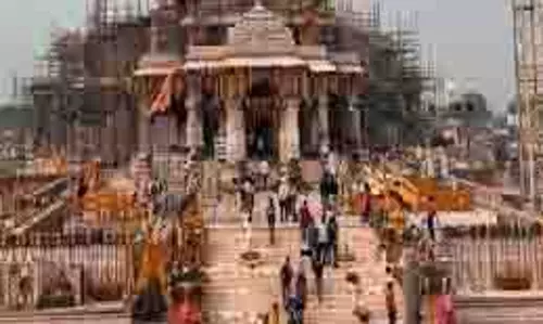 Ayodhya: राम मंदिर में स्थापित हुआ 44 फीट ऊंचा ध्वज स्तंभ,श्री राम के जयकारों से गूंज उठा अयोध्या