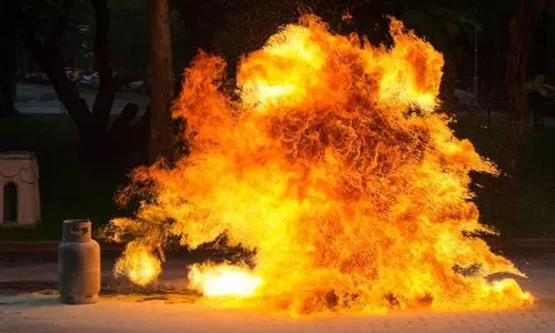 LPG सिलेंडर विस्फोट में व्यक्ति की मौत, बेटा घायल LPG सिलेंडर विस्फोट में व्यक्ति की मौत, बेटा घायल