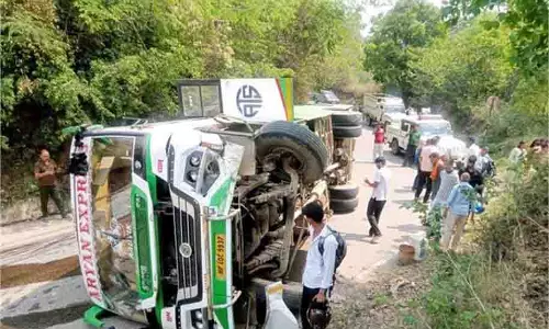 Himachal Pradesh: भेलूघाट के पास यात्रियों से भरी निजी बस पलटी, 15 यात्री घायल Himachal Pradesh: भेलूघाट के पास यात्रियों से भरी निजी बस पलटी, 15 यात्री घायल
