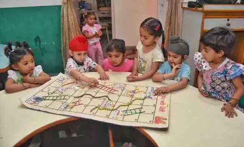 Punjab: सांप और सीढ़ी बच्चों को अच्छी आदतें सिखाती
