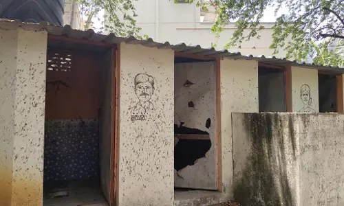 पानी की कमी के कारण बगीचों में लगे पेड़-पौधे सूख गए हैं और हरियाली गायब हो गई पानी की कमी के कारण बगीचों में लगे पेड़-पौधे सूख गए हैं और हरियाली गायब हो गई