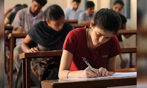 EWS प्रवेश प्रक्रिया में खामियों के खिलाफ अभिभावकों ने किया विरोध प्रदर्शन EWS प्रवेश प्रक्रिया में खामियों के खिलाफ अभिभावकों ने किया विरोध प्रदर्शन