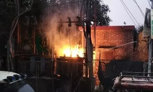 Bareilly: कचहरी में ट्रांसफार्मर में आग लगने से मची अफरा-तफरी Bareilly: कचहरी में ट्रांसफार्मर में आग लगने से मची अफरा-तफरी