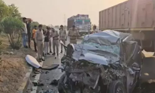स्विफ्ट कार में बैठे पति-पत्नी की मौत, भीषण सड़क हादसा
